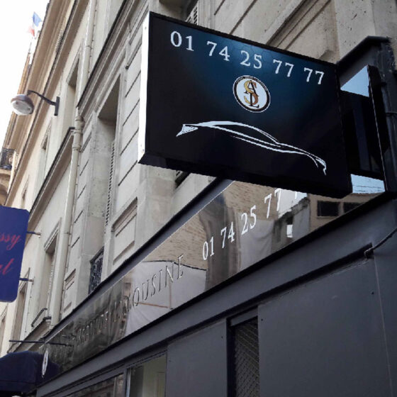 Enseigne perpendiculaire drapeau en caisson plat double face