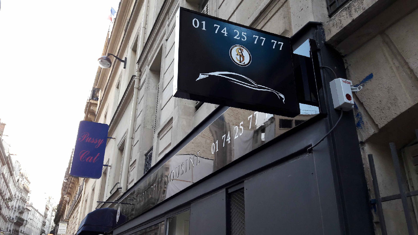 Enseigne perpendiculaire drapeau en caisson plat double face